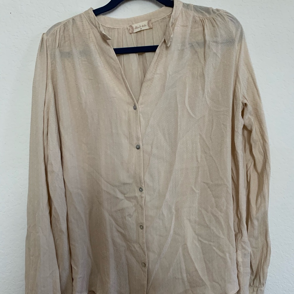 3/$15🌼 Beige Top - Size Medium